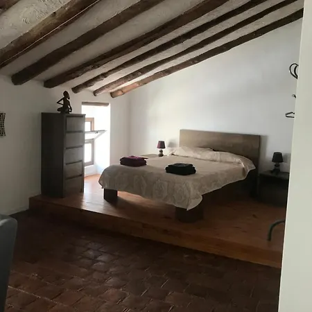 Spacious Attic 아파트