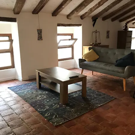 Spacious Attic 아파트