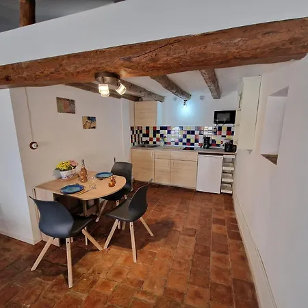 Spacious Attic アパート